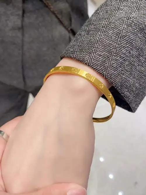 周大福黄金手镯