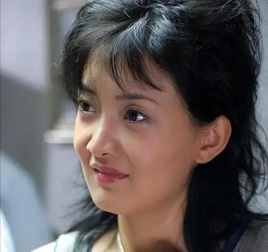 演员牛莉我最明智的决定是为普通丈夫生下三个孩子