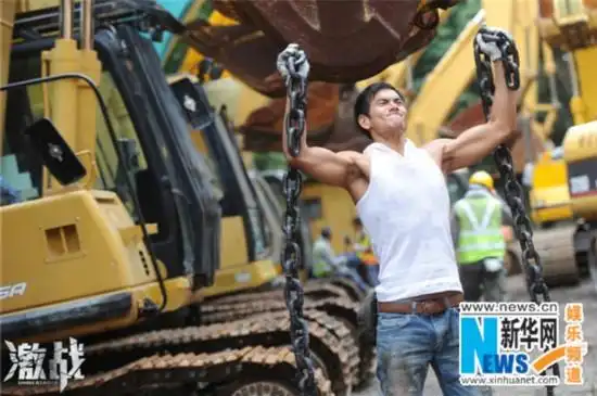 《激战》曝独门健身照 彭于晏工地搬巨型轮胎(图)