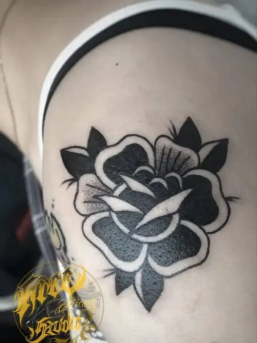 oldschool玫瑰纹身图片肩部oldschool纹身图案