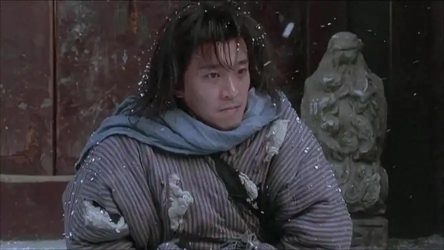 武状元苏乞儿苏乞儿沦落街头被官兵追赶为难还让吃狗饭zt