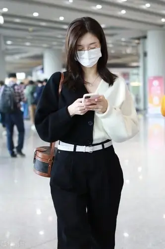 江疏影现身机场,穿黑白拼接上衣潮范十足,一路低头玩手机很忙碌