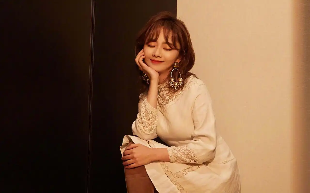 谭松韵时髦优雅高清桌面壁纸