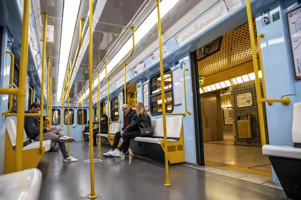 2020年3月10日,一辆地铁列车停在意大利米兰的中央车站,乘客稀少.