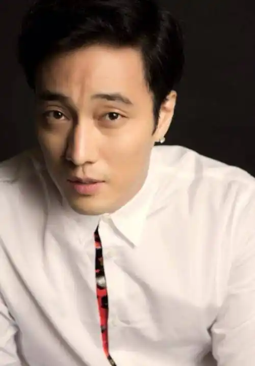 苏志燮近照曝光:蓄胡子,留长发,发福,还是《主君的太阳》吗?