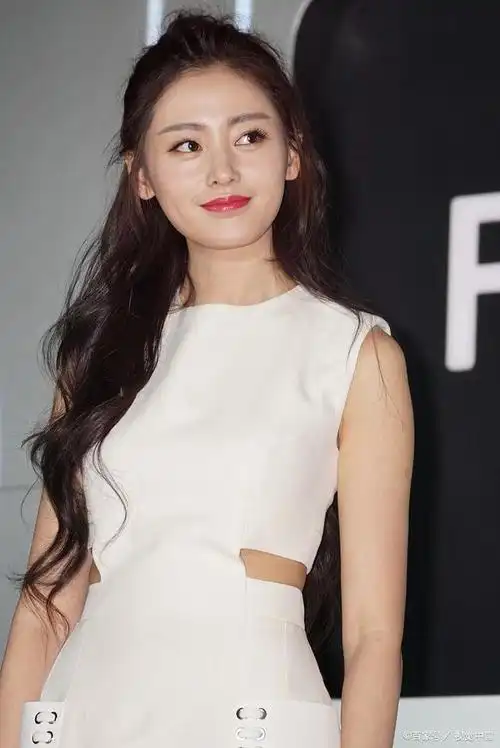 有许多令人瞩目的明星,其中一位备受瞩目的90后女星,就是拥有火辣身材