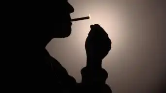 抽烟剪影 男人抽烟思考生活压力大吸烟有害视频素材