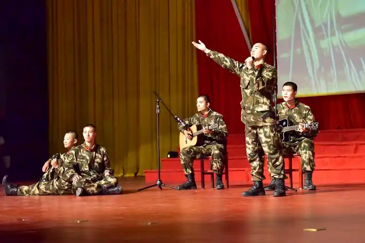 迎新‖直击福建武警军地联合文艺汇演 写美篇       支队官兵自导自演