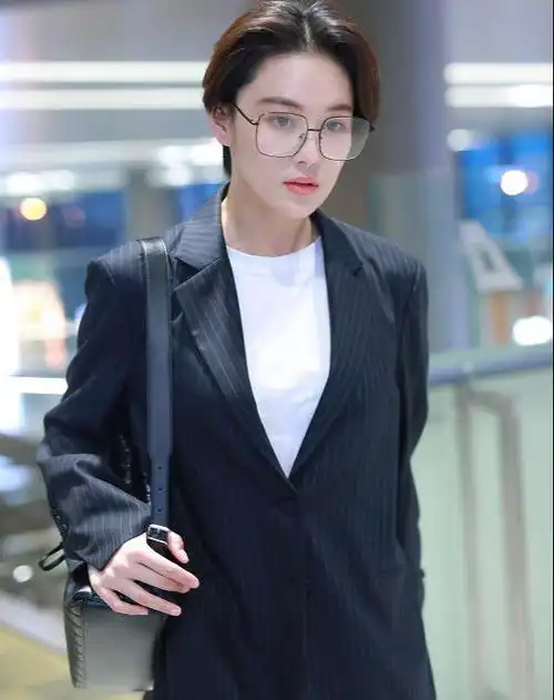 自然能够驾驭各种各样不同的发型,以前我就觉得短发的张馨予真是挺美