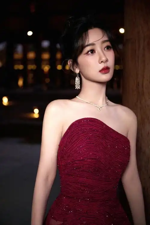 杨紫盘发的神##杨紫红色露背礼服