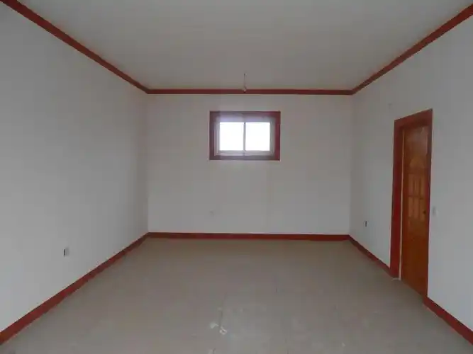 屋子,想分成两个房间,一间做卧室,睡觉用,一间看电视,吃饭用(农村嘛