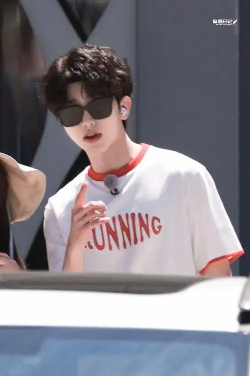 蔡徐坤奔跑吧卷毛发带造型路透