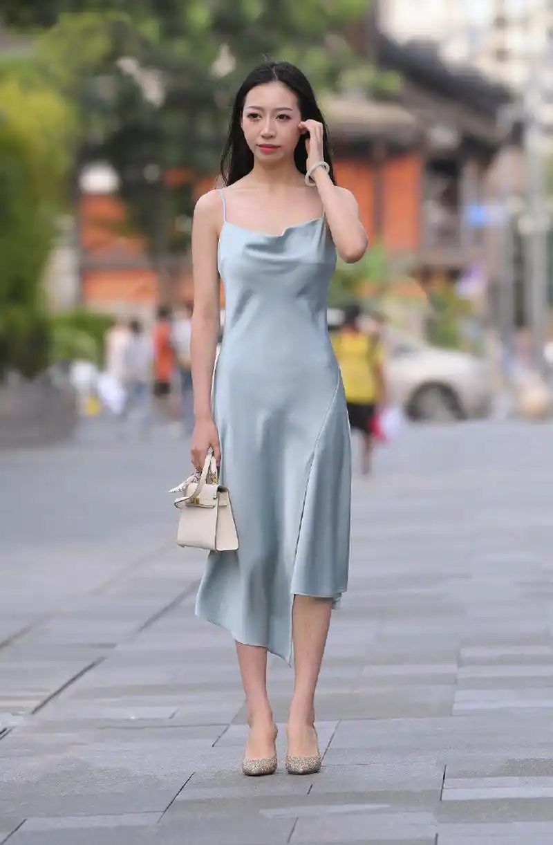 一条吊带长裙 , 舒适好看 .#时尚# #时尚街拍