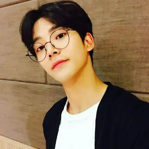 戴眼镜的文艺范男子头像