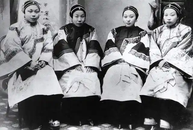 张作霖五姨太寿懿随夫姓被专宠张死后她浓妆艳抹穿艳服