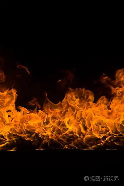 黑色背景上的熊熊火焰