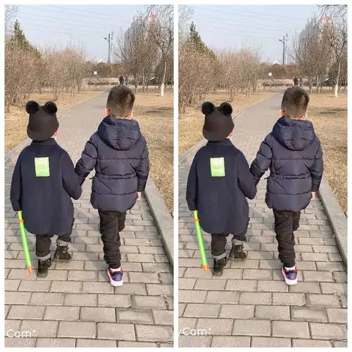 兄弟俩手拉着手,帅气的背影