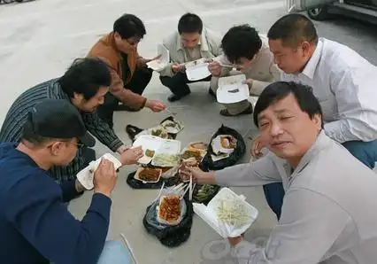 饭菜虽然简单,但蹲著吃露天盒饭别有一翻情趣.