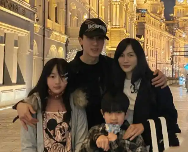 吴尊晒一家四口近照,妻子林丽吟低调出镜,neinei又白又瘦像妈妈_运动