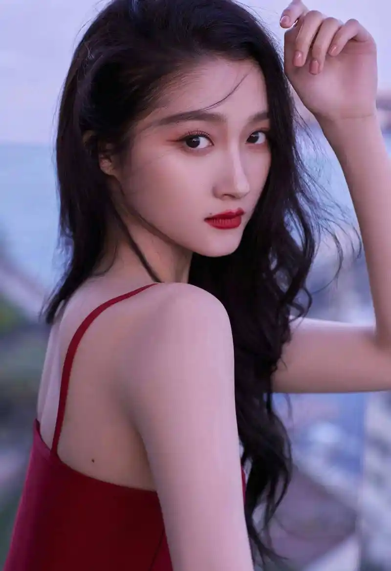 国民闺女关晓彤写真:身姿曼妙,姣美容颜