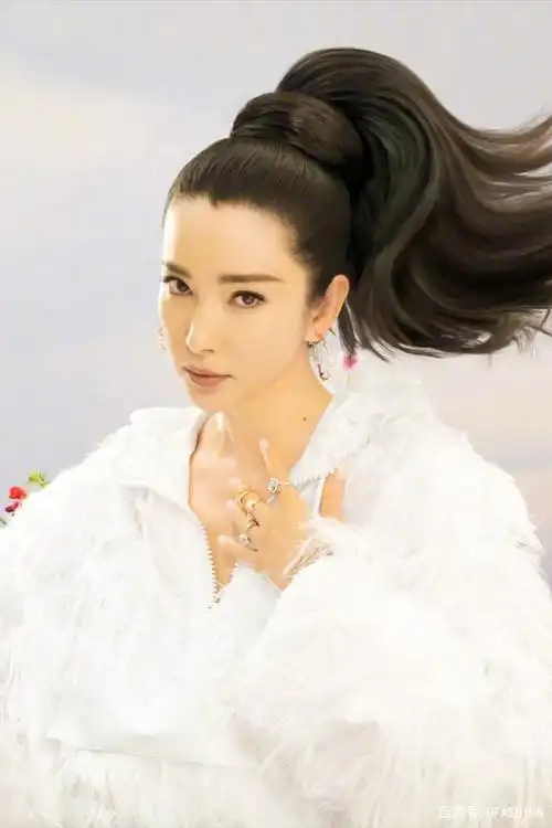 李冰冰释出一组时尚杂志风尚大片!优雅气质与飒爽装扮完美融合