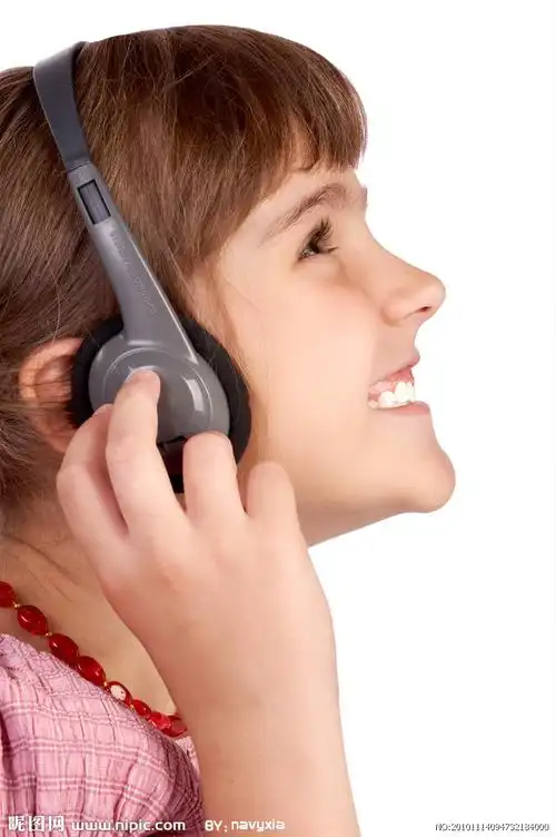 听音乐的女孩图片