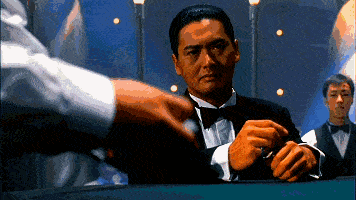 梳着大背头的赌神走进赌场,万人仰视,一派帝王气象.