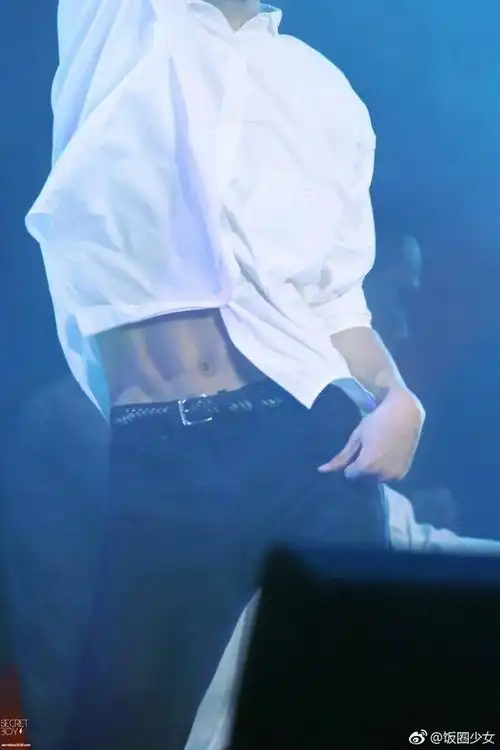 曾经的"小奶狗"男友举了铁!千玺世勋伯贤腹肌能当搓衣板!_网易订阅