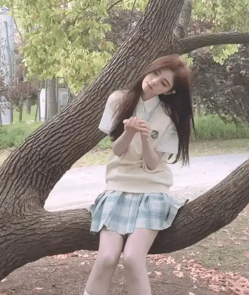 鞠婧祎穿校服裙,看到她坐树上拍照的坐姿,实在是太文艺了_大树_百褶裙