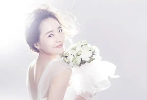 《夏洛特烦恼》曝王智婚纱剧照 尽显好身材