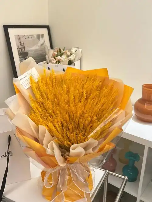 金灿灿的大麦花束庆祝开业