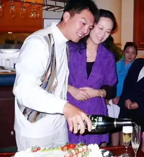 乒乓王子江嘉良携老婆露面穿搭休闲朝气花甲之年不显老