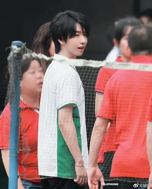 贺峻霖回学校拍高中毕业照