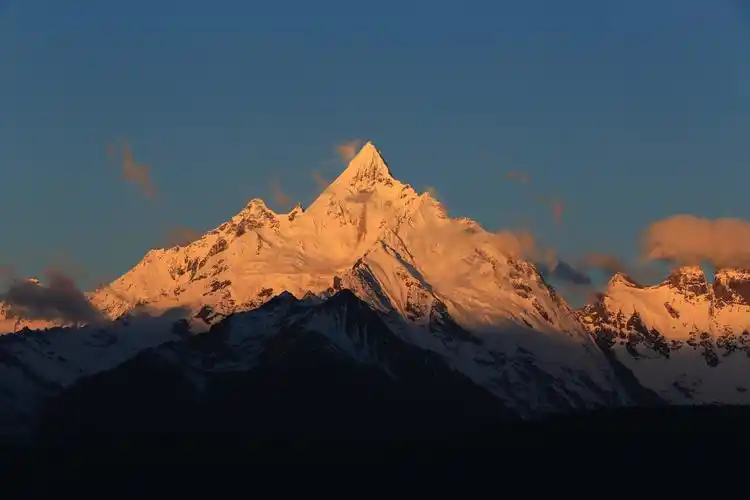30分左右,山峰渐渐染成金黄色.这便是著名的日照金山.