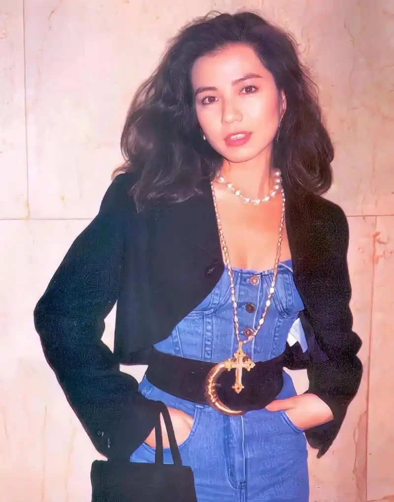 小时候表妹觉得张曼玉好看 堂姐觉得王祖贤好看   我觉得钟楚红