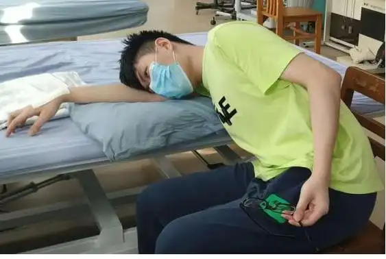 只是趴着睡了个觉广州小伙醒来竟手残了很多人都这样做过