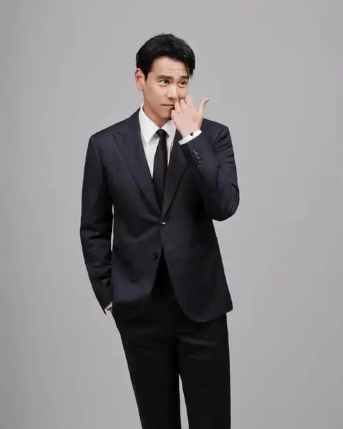 彭于晏超话翩然风度,自信流露.#戛纳电影节