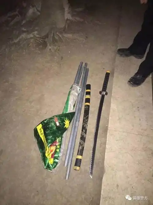 这个县城多人聚集,有人手提砍刀!什么情况?