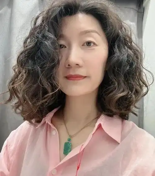 建议中年女人:少烫"大妈卷",今年流行这5种发型,时髦又减龄