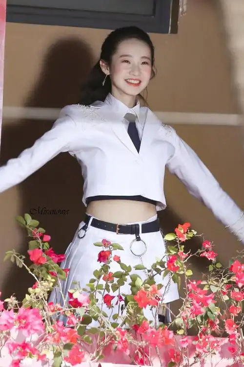 张艺凡图集来啦!天鹅般身材比例也是绝了!很美