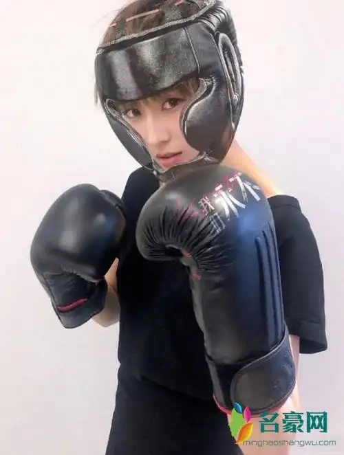 张钧甯晒拳击造型照 戴齐整副拳击装备又a又飒-明星资讯-名豪网