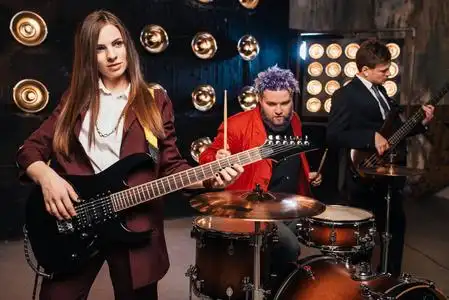 音乐家在舞台上的西装与灯光, 复古风格, 吉他演奏家和鼓手, 摇滚乐队