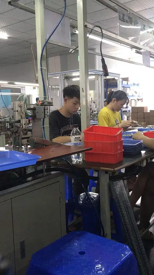 工厂实拍#帅气的小哥哥在认真工作哦