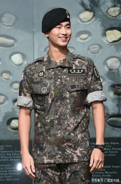 都教授金秀贤入伍归来状态大好,盘点昔日旧照,帅气造型颇为绅士