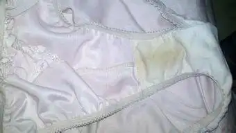 现在一个女同事和我住宿舍,每天穿内衣内裤洗完澡