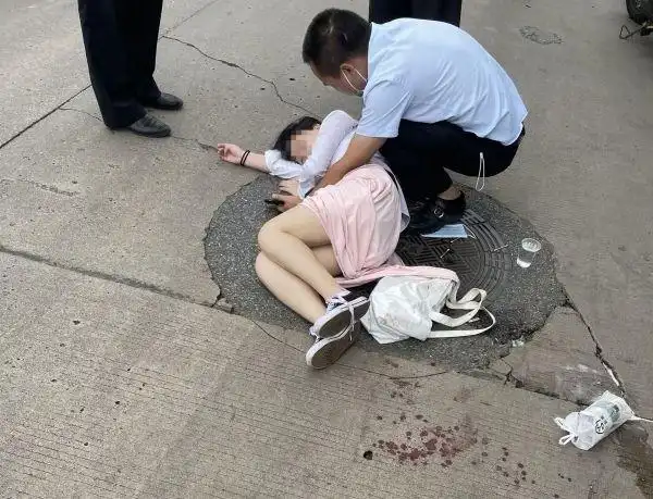 短裙女生骑车摔倒暖心护士脱下外套来守护