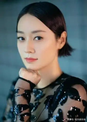 马伊琍黑色镂空刺绣长裙性感优雅,热辣身材女人味十足