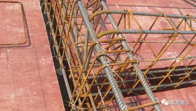 梁内上下两排钢筋距离应在75 ㎜以内,其净距离不应小于25 ㎜或钢筋最