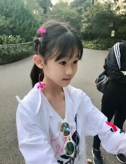 鲍蕾晒两女儿近照,笑起来像鲍蕾不笑像陆毅,陆毅真的好幸福