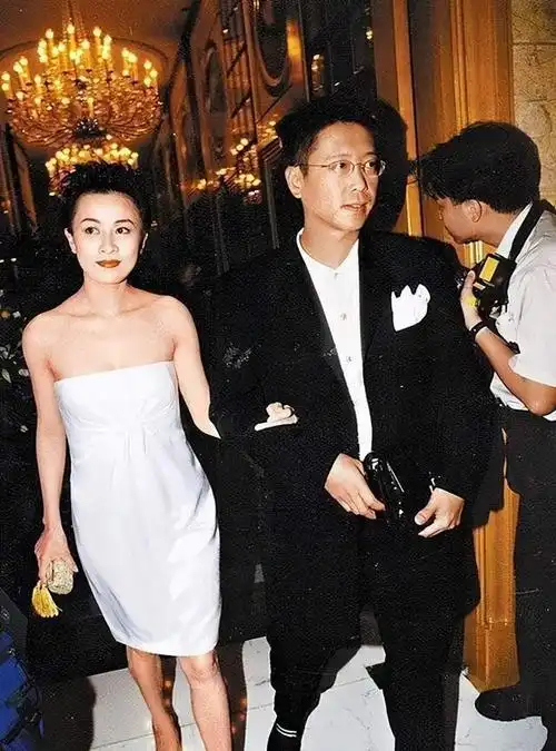 许公子无奈选择撤退,留下刘嘉玲在风中孤零零地凌乱.